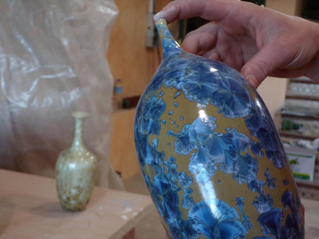 Pieza cerámica con decoración azul y crema 